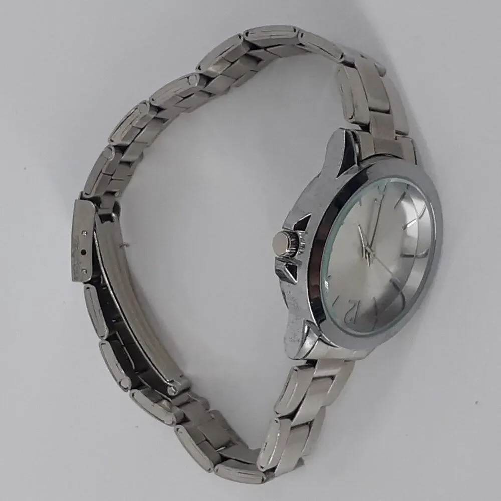 Women's Unbranded Wristwatch Silver Tone Analog Bracelet Style Band Career